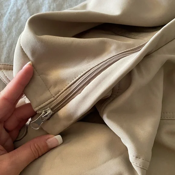 🆕 Covington trench coat. Women’s size medium. - Picture 4 of 5